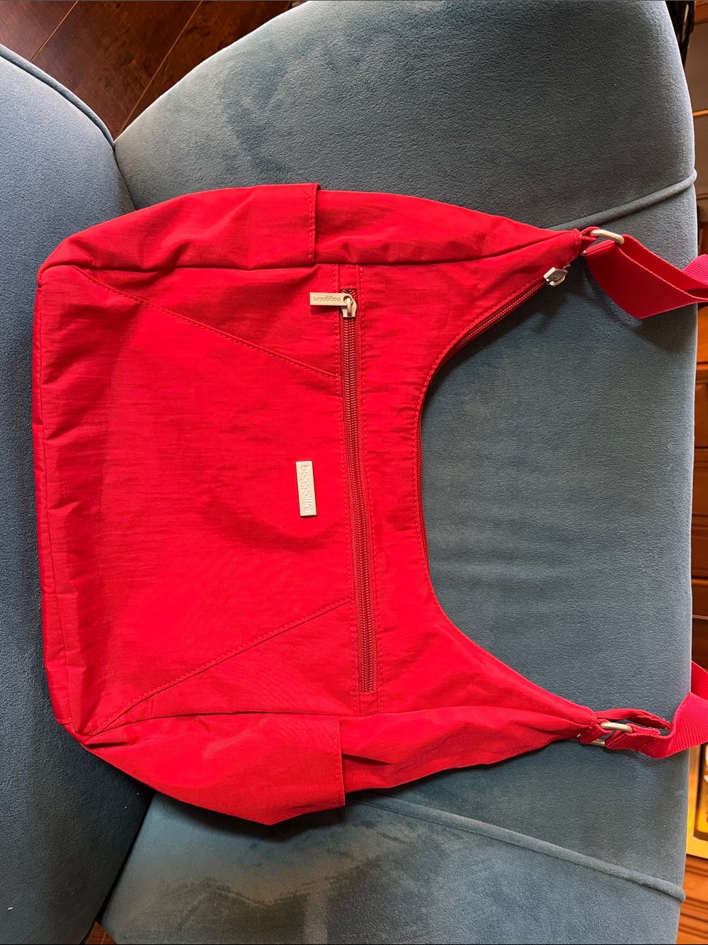 Baggallini Red Shoulder Bag 9x12 with Front and back pockets. Side pouches.